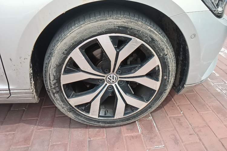 Used Volkswagen Magotan 2017 380TSI DSG Prestige Edition Right Front Wheel Hub