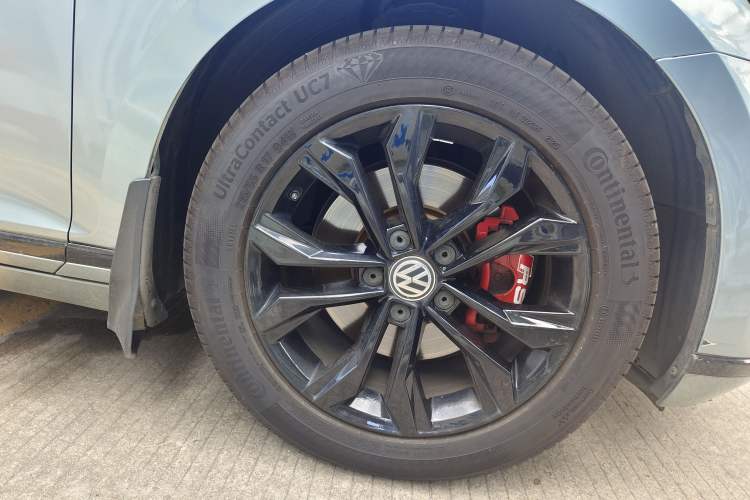 Used Volkswagen Magotan 2017 330TSI DSG Luxury Model Right Front Wheel Hub
