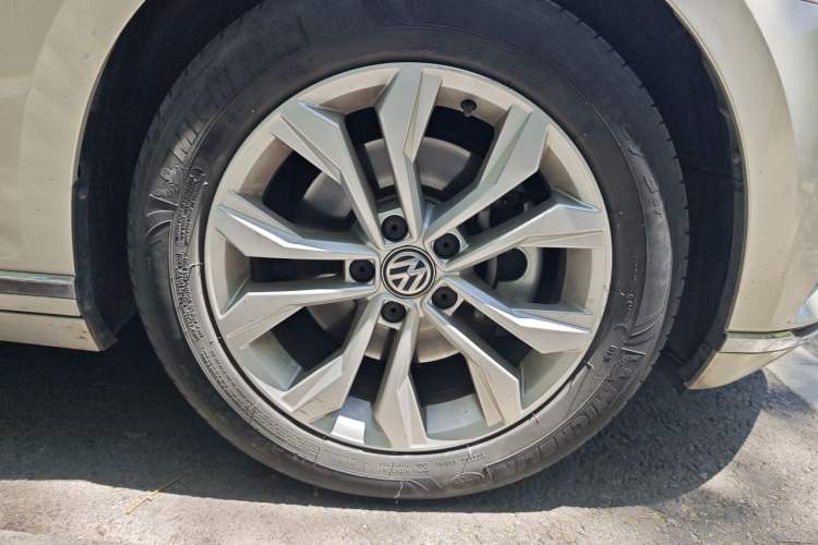 Used Volkswagen Magotan 2017 330TSI DSG Luxury Model Right Front Wheel Hub