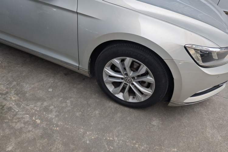 Used Volkswagen Magotan 2017 330TSI DSG Luxury Model Right Front Wheel Hub