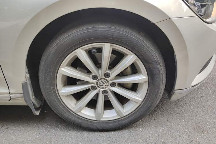 Used Volkswagen Magotan 2017 330TSI DSG Leading Model Right Front Wheel Hub