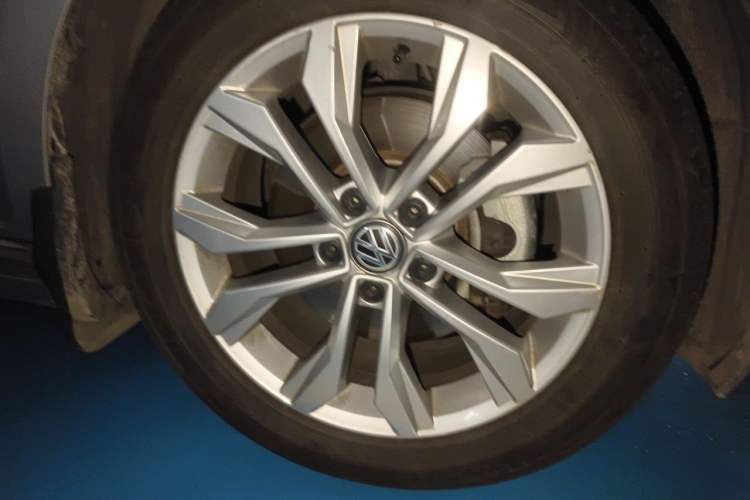 Used Volkswagen Magotan 2017 330TSI DSG Luxury Model Right Front Wheel Hub
