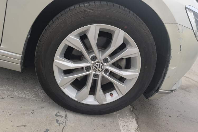 Used Volkswagen Magotan 2017 330TSI DSG Luxury Model Right Front Wheel Hub