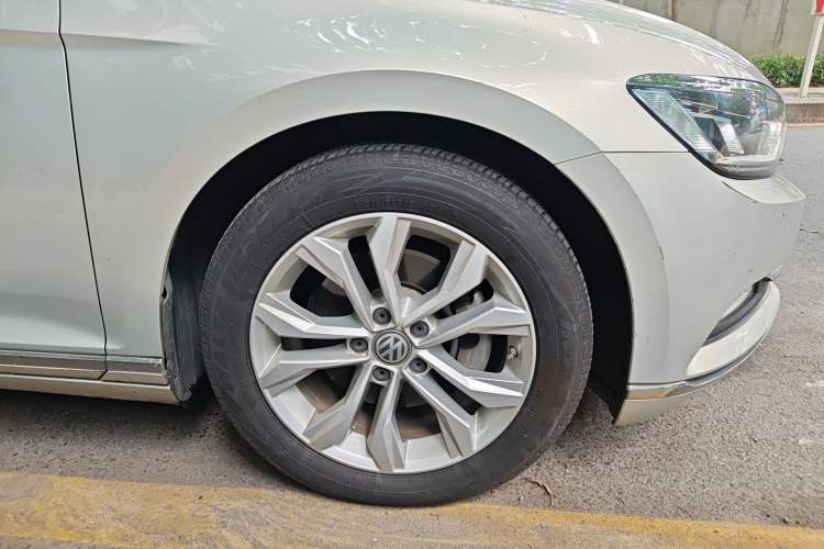 Used Volkswagen Magotan 2017 330TSI DSG Luxury Model Right Front Wheel Hub
