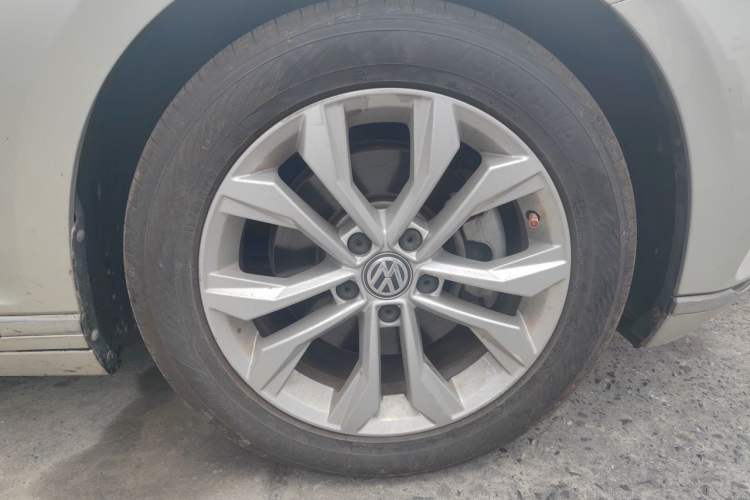 Used Volkswagen Magotan 2017 330TSI DSG Luxury Model Right Front Wheel Hub