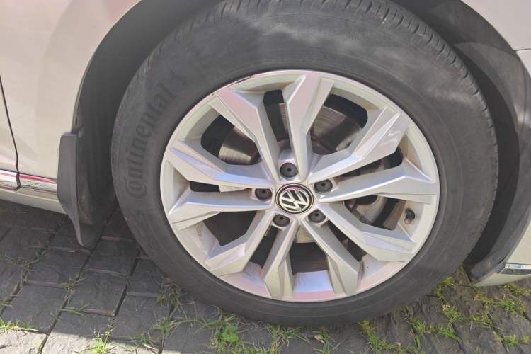 Used Volkswagen Magotan 2017 330TSI DSG Luxury Model Right Front Wheel Hub
