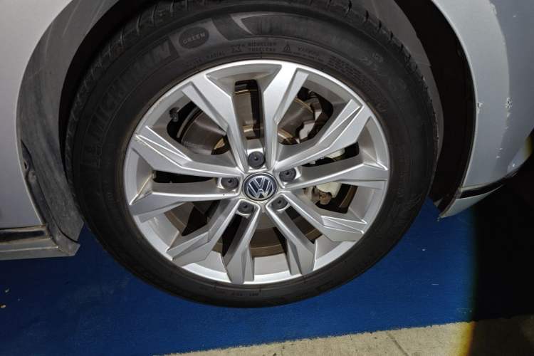 Used Volkswagen Magotan 2017 380TSI DSG Luxury Model Right Front Wheel Hub
