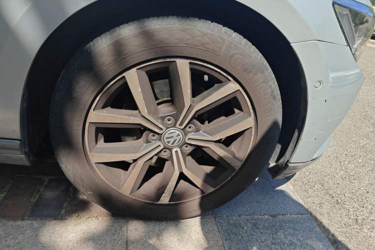 Used Volkswagen Magotan 2017 330TSI DSG Luxury Model Right Front Wheel Hub