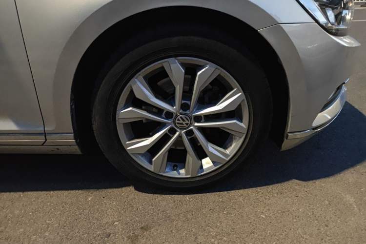 Used Volkswagen Magotan 2017 330TSI DSG Luxury Model Right Front Wheel Hub