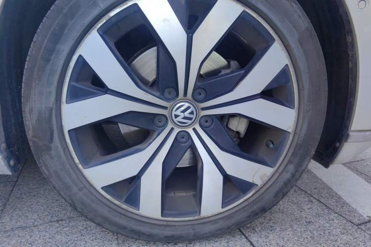 Used Volkswagen Magotan 2017 380TSI DSG Prestige Edition Right Front Wheel Hub