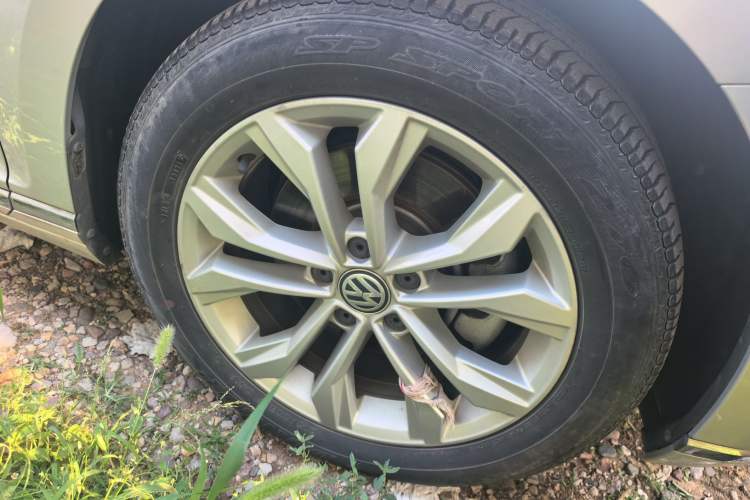 Used Volkswagen Magotan 2017 330TSI DSG Luxury Model Right Front Wheel Hub