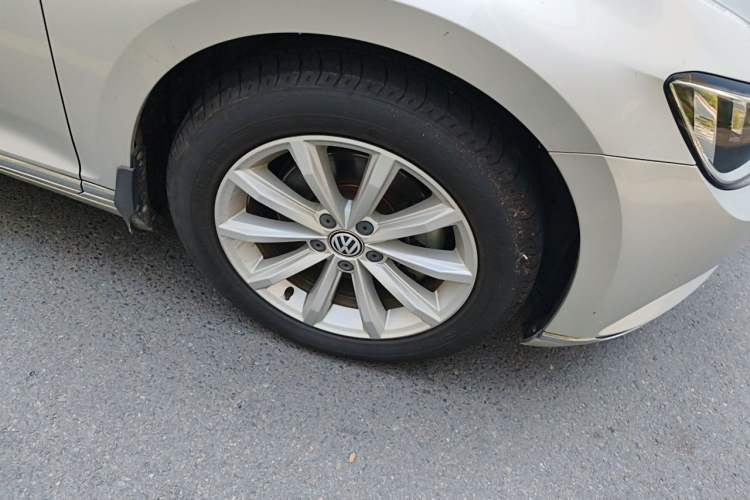 Used Volkswagen Magotan 2017 330TSI DSG Leading Model Right Front Wheel Hub