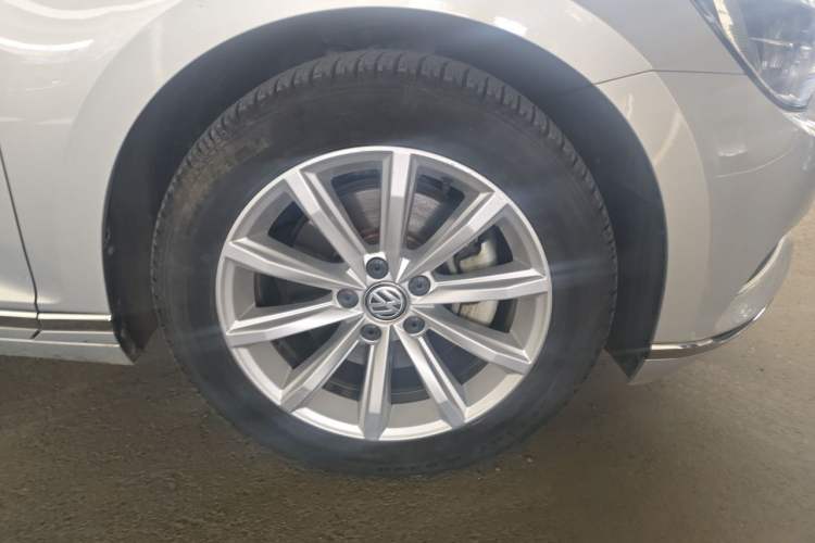 Used Volkswagen Magotan 2017 330TSI DSG Leading Model Right Front Wheel Hub