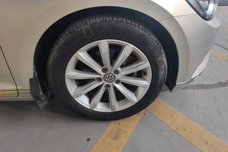 Used Volkswagen Magotan 2017 330TSI DSG Leading Model Right Front Wheel Hub