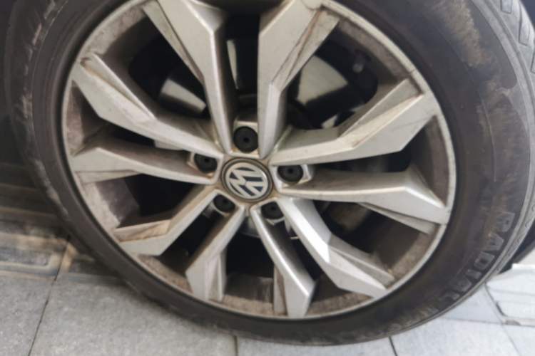 Used Volkswagen Magotan 2017 330TSI DSG Luxury Model Right Front Wheel Hub