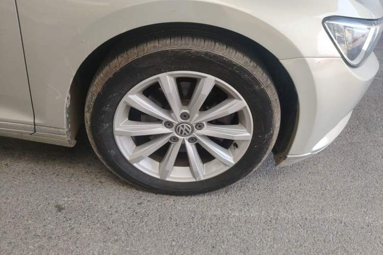 Used Volkswagen Magotan 2017 330TSI DSG Leading Model Right Front Wheel Hub