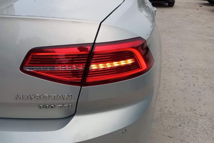Used Volkswagen Magotan 2017 330TSI DSG Luxury Model Right Rear Taillight