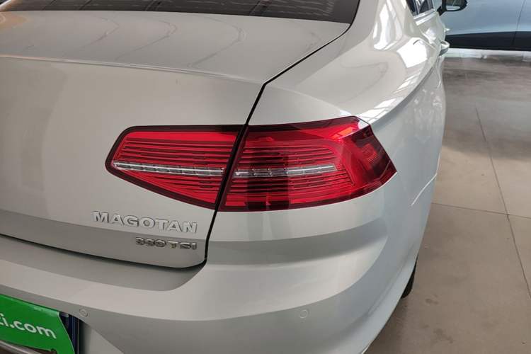 Used Volkswagen Magotan 2017 330TSI DSG Luxury Model Right Rear Taillight