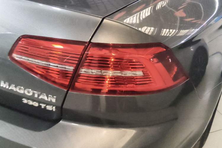 Used Volkswagen Magotan 2017 330TSI DSG Leading Model Right Rear Taillight