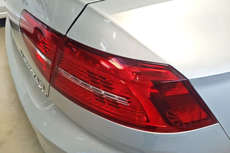 Used Volkswagen Magotan 2017 330TSI DSG Leading Model Right Rear Taillight