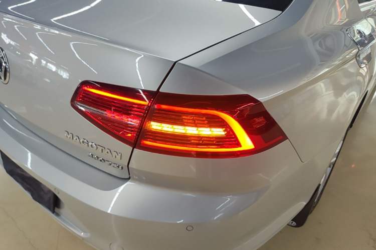 Used Volkswagen Magotan 2017 380TSI DSG Luxury Model Right Rear Taillight