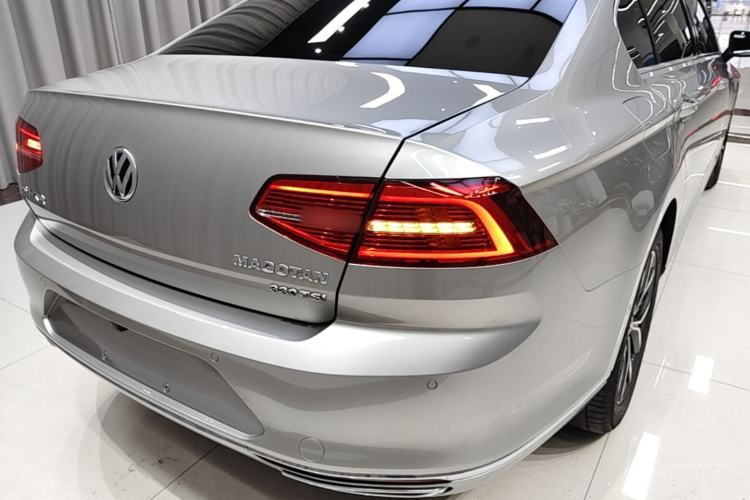 Used Volkswagen Magotan 2017 330TSI DSG Luxury Model Right Rear Taillight