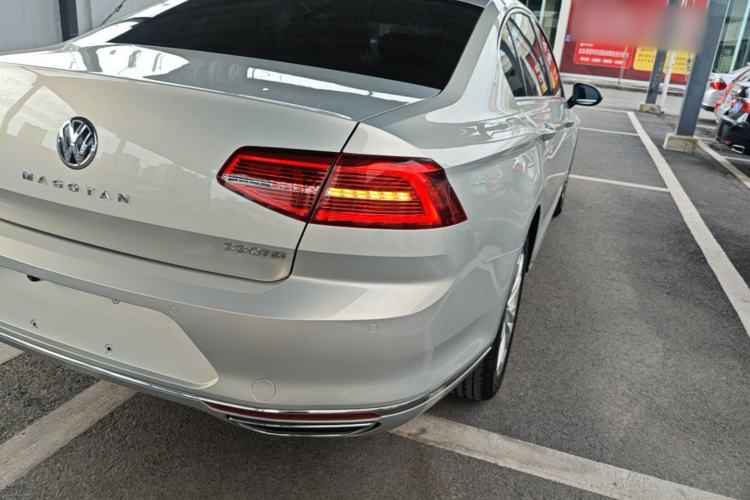 Used Volkswagen Magotan 2017 330TSI DSG Luxury Model Right Rear Taillight