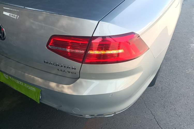 Used Volkswagen Magotan 2017 330TSI DSG Luxury Model Right Rear Taillight