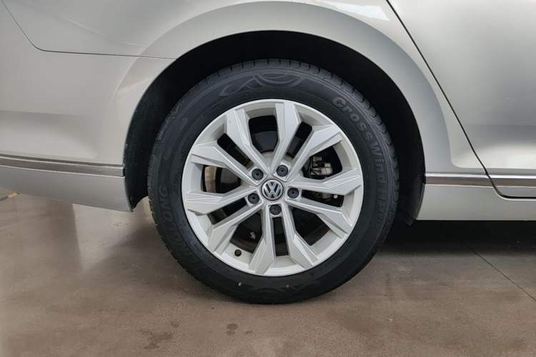 Used Volkswagen Magotan 2017 330TSI DSG Luxury Model Right Rear Wheel Hub