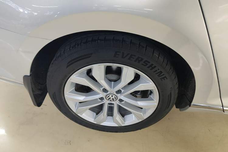 Used Volkswagen Magotan 2017 380TSI DSG Luxury Model Right Rear Wheel Hub