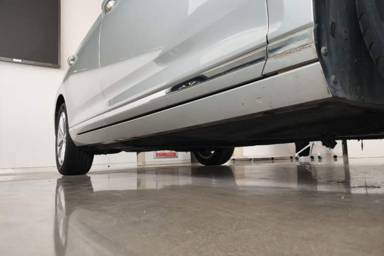 Used Volkswagen Magotan 2017 330TSI DSG Luxury Model Right Side Sill
