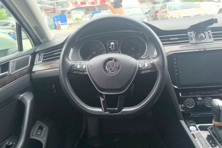 Used Volkswagen Magotan 2017 330TSI DSG Luxury Model Steering Wheel