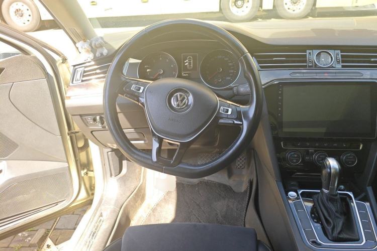 Used Volkswagen Magotan 2017 330TSI DSG Luxury Model Steering Wheel