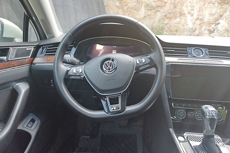 Used Volkswagen Magotan 2017 330TSI DSG Luxury Model Steering Wheel