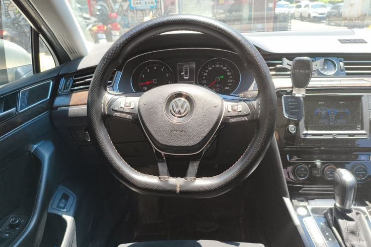 Used Volkswagen Magotan 2017 330TSI DSG Luxury Model Steering Wheel