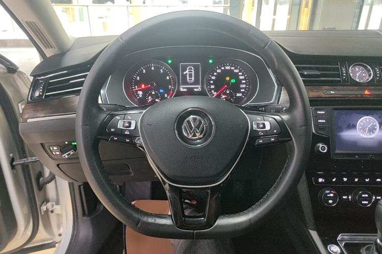 Used Volkswagen Magotan 2017 380TSI DSG Luxury Model Steering Wheel