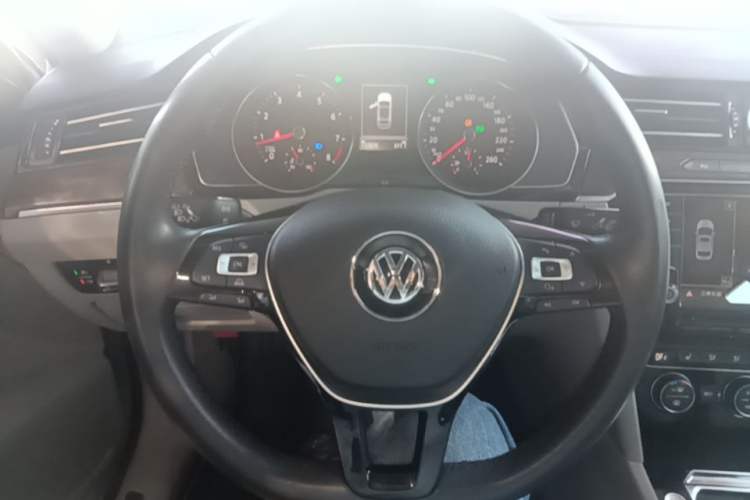 Used Volkswagen Magotan 2017 330TSI DSG Luxury Model Steering Wheel