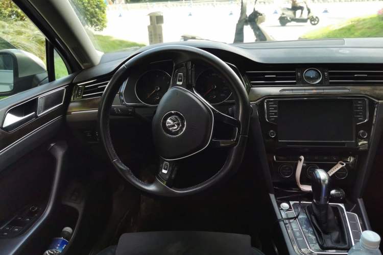 Used Volkswagen Magotan 2017 330TSI DSG Luxury Model Steering Wheel