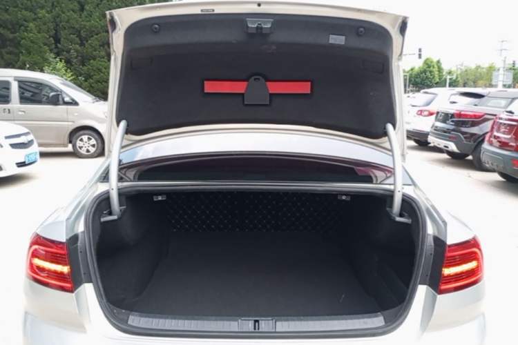 Used Volkswagen Magotan 2017 330TSI DSG Luxury Model Trunk