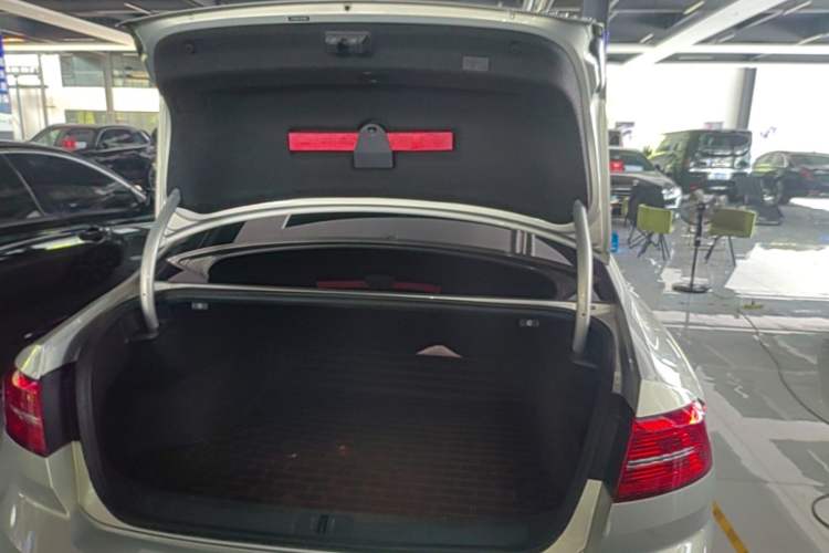 Used Volkswagen Magotan 2017 330TSI DSG Luxury Model Trunk