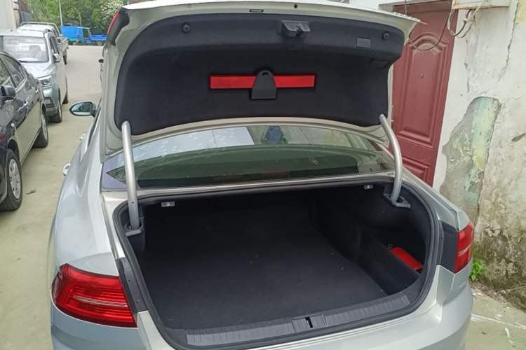 Used Volkswagen Magotan 2017 330TSI DSG Leading Model Trunk