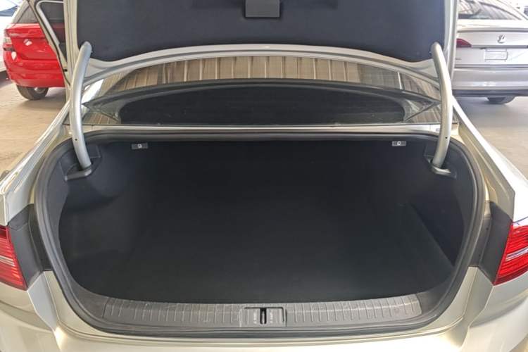 Used Volkswagen Magotan 2017 330TSI DSG Leading Model Trunk