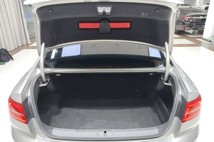 Used Volkswagen Magotan 2017 330TSI DSG Luxury Model Trunk