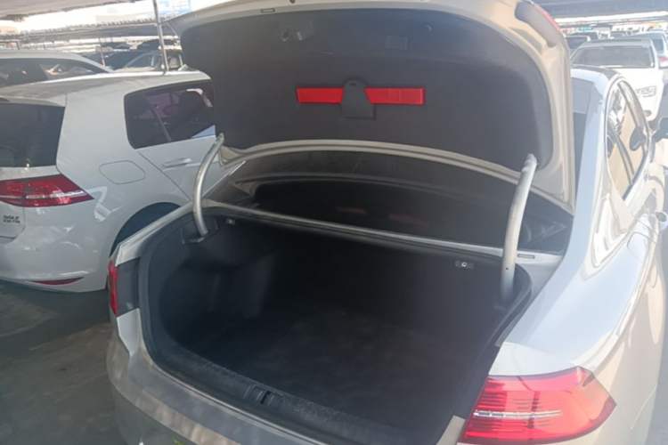 Used Volkswagen Magotan 2017 330TSI DSG Luxury Model Trunk