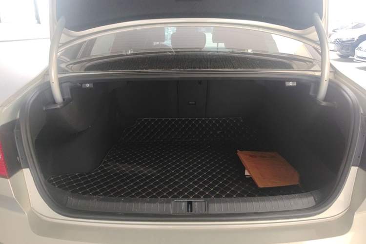 Used Volkswagen Magotan 2017 330TSI DSG Leading Model Trunk