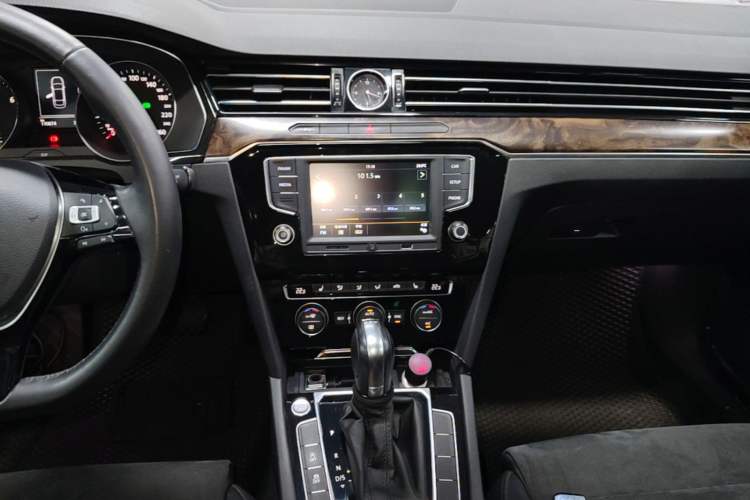 Used Volkswagen Magotan 2017 330TSI DSG Luxury Model Audio And AC Panel