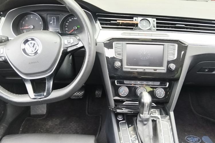 Used Volkswagen Magotan 2017 330TSI DSG Leading Model Center Console