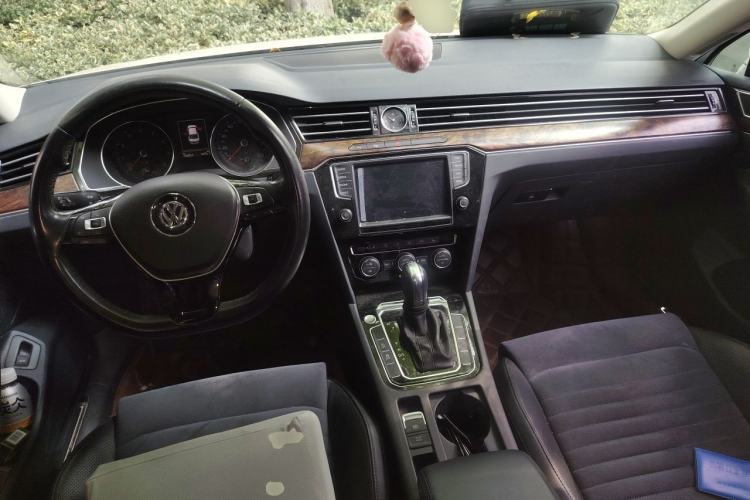 Used Volkswagen Magotan 2017 330TSI DSG Luxury Model Center Console