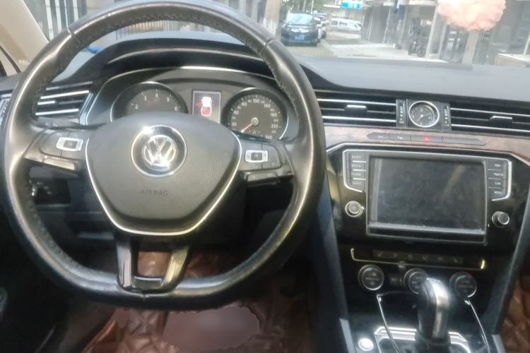 Used Volkswagen Magotan 2017 330TSI DSG Luxury Model Center Console