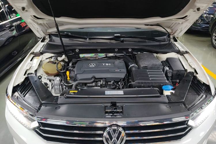 Used Volkswagen Magotan 2017 330TSI DSG Luxury Model Engine Bay
